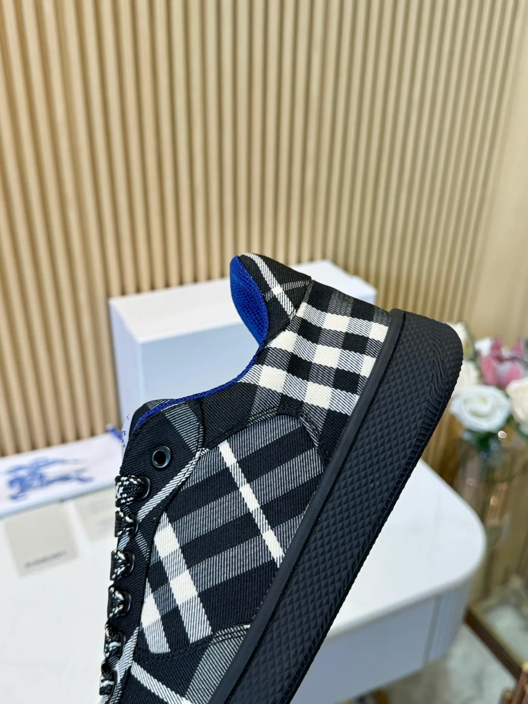 Men's men's shoes 💰560 Burberry's 2024 hot model is released. After three years, the classic plaid returns. It is versatile and decorated with worsted Burberry plaid pattern. Featuring a mesh lining and checkered laces, the rubber sole features the archive Burberry monogram. From Burberry's iconic collection, these wardrobe staples are interpreted with the brand's signature style.   ✅Fabric: classic cotton ✅Lining: original board lining, silk cowhide lining ✅Outsole: TPU ✅Color: black ✅Code number: 35-45 for men and women (45 customized)